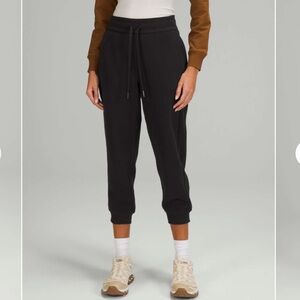 Lululemon Scuba High-Rise Cropped Jogger
Black